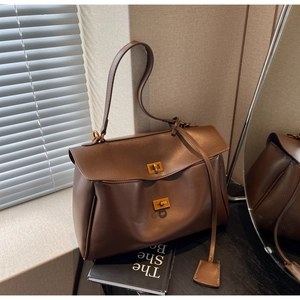 Vue détaillée du grand sac cabas en daim marron foncé mat avec un fermoir en métal doré