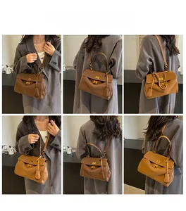 Vues détaillées du sac à main en cuir marron dépoli avec fermoir tournant doré