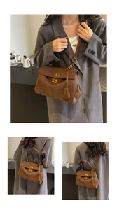 Détails du sac bandoulière vintage en daim marron avec double fermoirs dorés