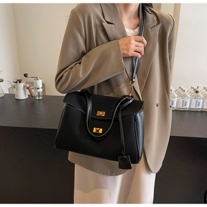 Détail du sac cabas noir mat avec boucle dorée et texture premium en daim velours