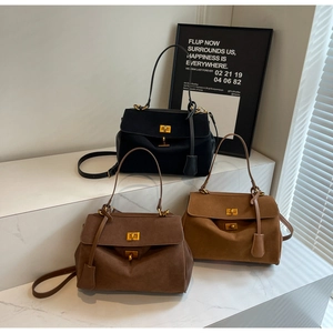 Détails de grands sacs à bandoulière mats en noir, marron foncé et couleur caramel