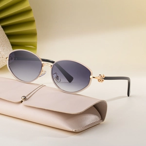 Chic oval cat-eye sunglasses with gold clover hinge, gradient lenses and leather case