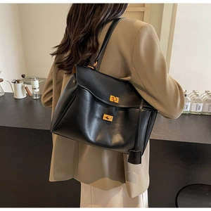 Détails du grand sac cabas en cuir noir avec boucles dorées élégantes et bandoulière
