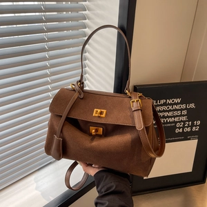 Sac à main vintage en daim marron avec double fermoir doré et bandoulière réglable