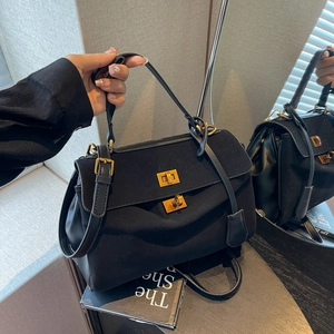 Sac à main rétro noir grande capacité avec rabat mat et détails dorés vintage et sangle