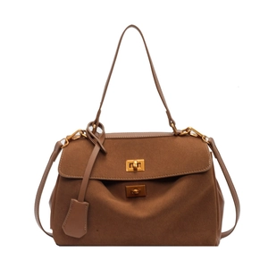 Sac à main marron en daim avec fermoir doré et bandoulière sur fond blanc