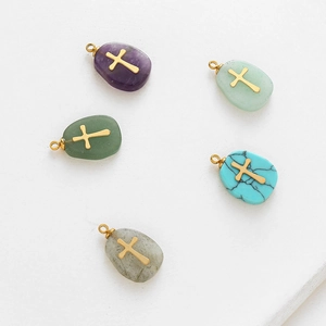 Detailansicht von fünf natürlichen Steinnanhängern mit Goldkreuz-Inlay für Halsketten
