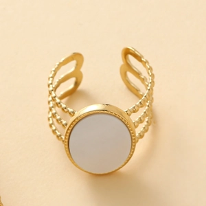 Détail d'une bague perlée plaquée or 18 carats avec insert central en émail blanc
