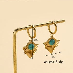 Détail de boucles d'oreilles dorées avec pierres turquoise et mesures indiquées