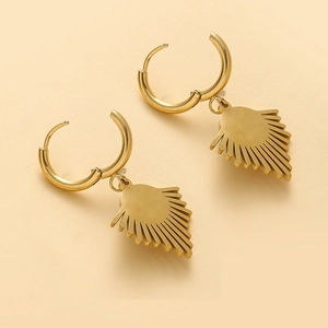 Élégantes boucles d'oreilles huggie dorées avec un design moderne en forme d'éventail