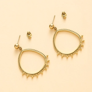 Détail des boucles d'oreilles goutte d'eau plaquées or 14K au design bohème perlé