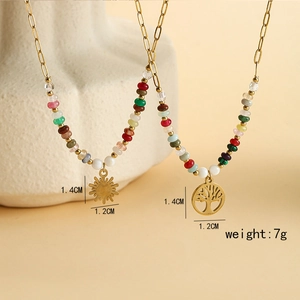 Détail de colliers bohèmes plaqués or 14K avec pendentifs soleil et arbre de vie