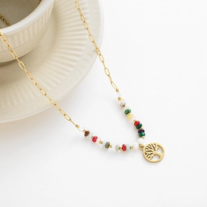 Détail du collier arbre de vie plaqué or 14K avec perles colorées de style bohème