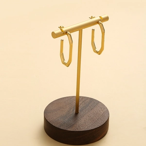 Macro di orecchini a perno geometrici a forma di U placcati oro 14K su un supporto a T
