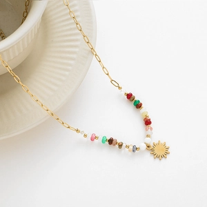 Détail du collier trombone bohème doré avec perles colorées et pendentif soleil