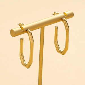 Dettaglio macro di orecchini rettangolari geometrici placcati oro 14K, finitura lucida