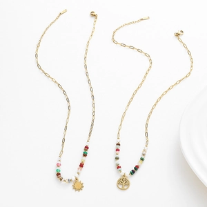 Parure de colliers bohèmes en acier doré avec perles colorées et pendentif soleil