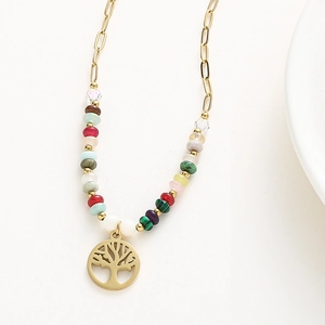 Détail du collier bohème avec perles colorées et pendentif arbre de vie doré 14K