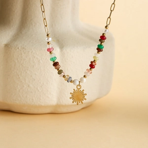 Collier bohème plaqué or 14K avec perles colorées et pendentif soleil en or