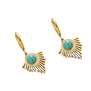Boucles d'oreilles soleil bohèmes dorées avec pierres turquoises sur fond blanc