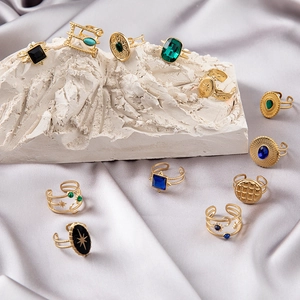 Bagues ajustables vintage en acier doré avec assortiment de turquoises et gemmes
