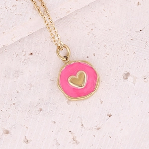 Elegante collana a catena dorata con ciondolo a cuore in smalto rosa su sfondo pietra