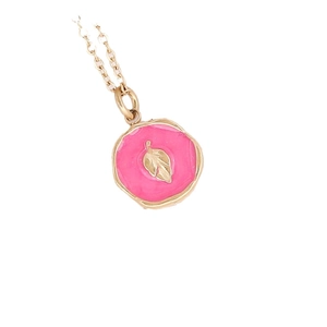 Collana a catena dorata con pendente tondo in smalto rosa e accento a foglia d'oro
