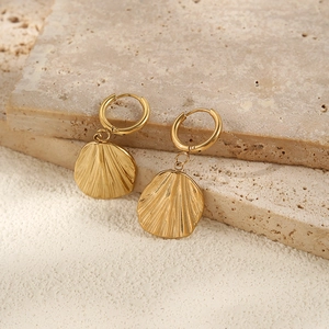 Élégantes boucles d'oreilles créoles en acier doré avec pendentifs à texture coquillage