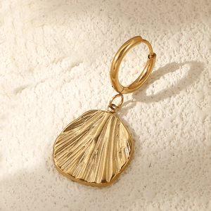 Boucles d'oreilles créoles dorées en acier inoxydable avec pendentif coquillage texturé