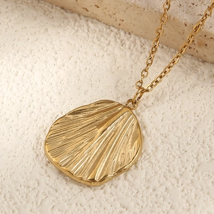 Collier à pendentif doré géométrique avec texture soleil de style vintage chic