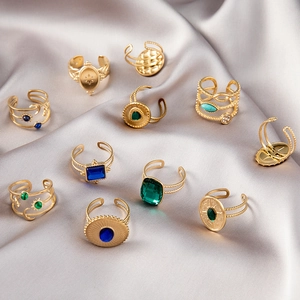 Ensemble de 11 bagues dorées vintage avec turquoise et pierres précieuses en résine