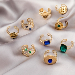 Lot de bagues vintage dorées avec turquoise et motifs célestes sur soie argentée