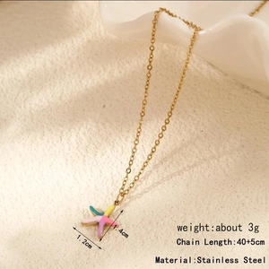 Dettaglio macro del ciondolo a stella marina placcato oro 14k con smalto colorato macaron