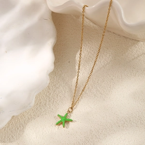 Dettaglio della collana a stella marina placcata oro 14k con ciondolo in smalto verde