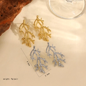 Dettaglio degli orecchini a ramo di corallo oro e argento con misure di 4.5cm