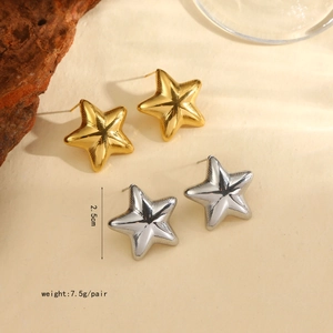 Dettaglio degli orecchini a stella marina da 2,5cm in oro e argento con misure