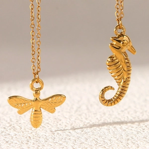 Colliers en acier inoxydable plaqué or 18k avec pendentifs abeille et hippocampe