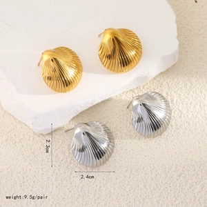 Vista dettagliata degli orecchini a conchiglia oro e argento con altezza 2,3 cm e larghezza 2,4 cm