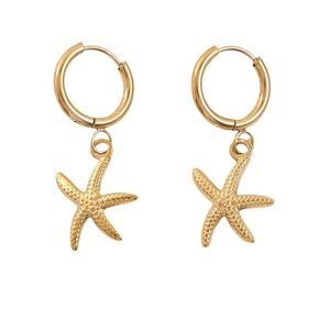 Élégantes boucles d'oreilles créoles étoile de mer dorées 14 carats sur fond blanc