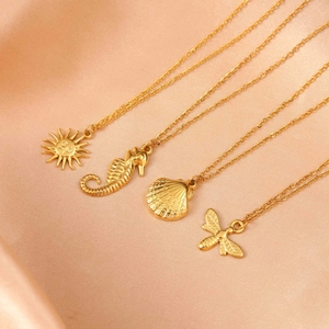 Colliers dorés style océan avec pendentifs soleil, hippocampe, coquillage et abeille sur soie