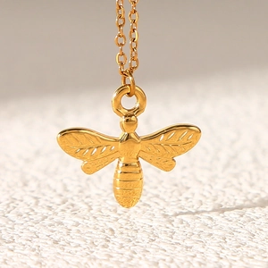 Pendentif abeille en acier inoxydable plaqué or 18 carats au fini poli brillant
