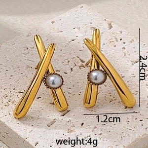 Vue détaillée des boucles d'oreilles perles plaquées or 18 carats avec design croisé
