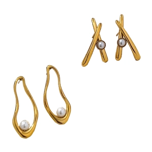 Boucles d'oreilles perles en acier inoxydable plaqué or 18k au design croisé minimaliste