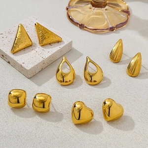 Lot de cinq boucles d'oreilles dorées géométriques avec gouttes et formes de cœur
