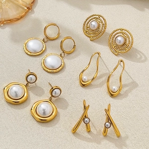Vue détaillée de 6 paires de boucles d'oreilles perles dorées aux designs géométriques