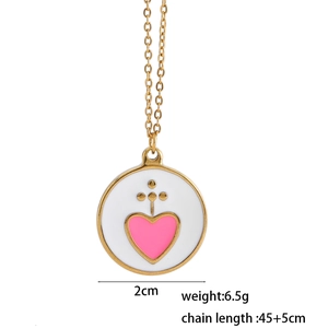 Détail du pendentif doré rond avec émail, cœur rose et dimensions du produit