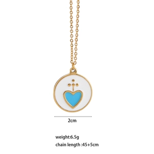 Détail du pendentif 2cm en acier doré avec émail blanc et motif cœur bleu