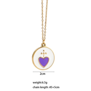 Détail du collier avec pendentif cœur violet de 2cm et indications de dimensions