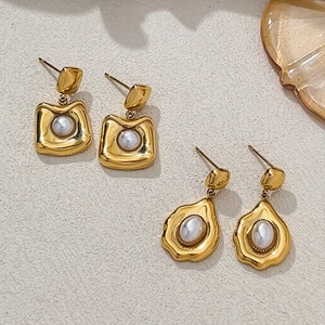 Boucles d'oreilles irrégulières en acier titane doré avec perles blanches élégantes