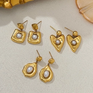 Lot de boucles d'oreilles en acier titane doré aux textures irrégulières et perles